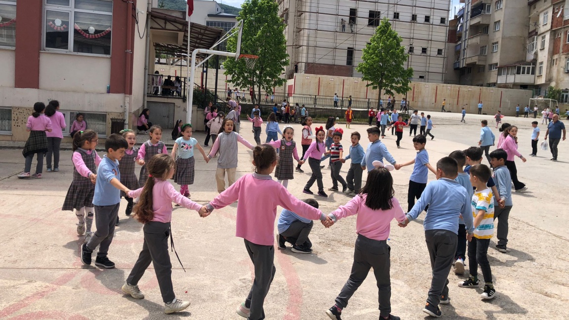 Geleneksel Çocuk Oyunları Şenlikleri Okulumuzda Çoşkuyla Gerçekleştirildi.